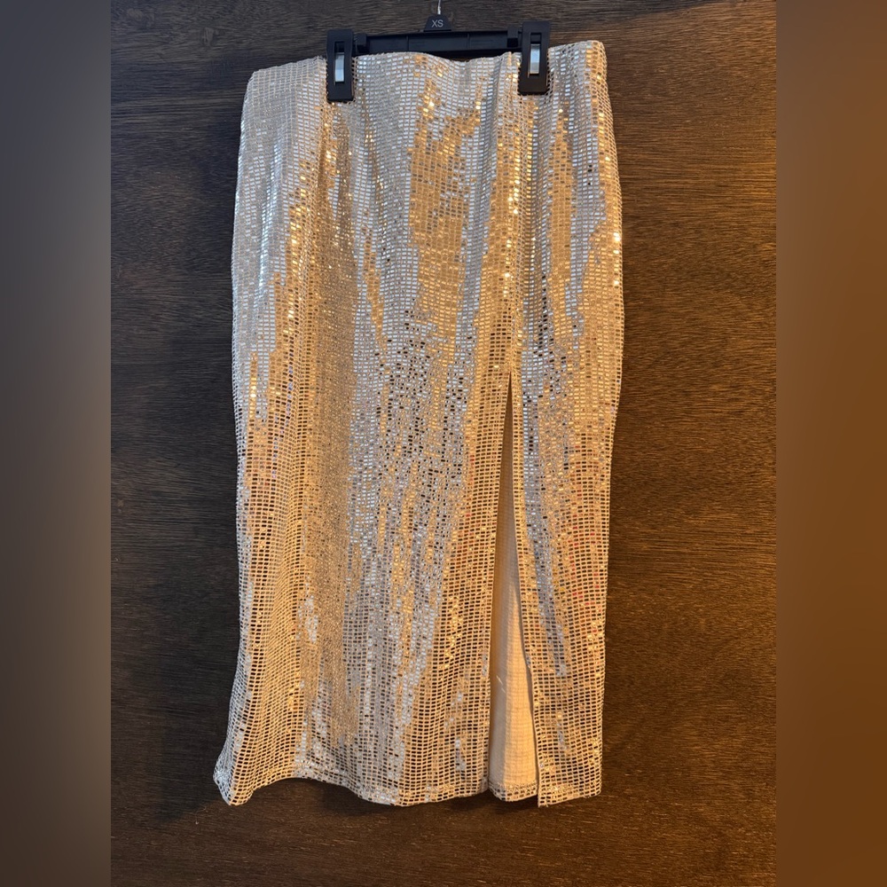Women’s skirt with slit